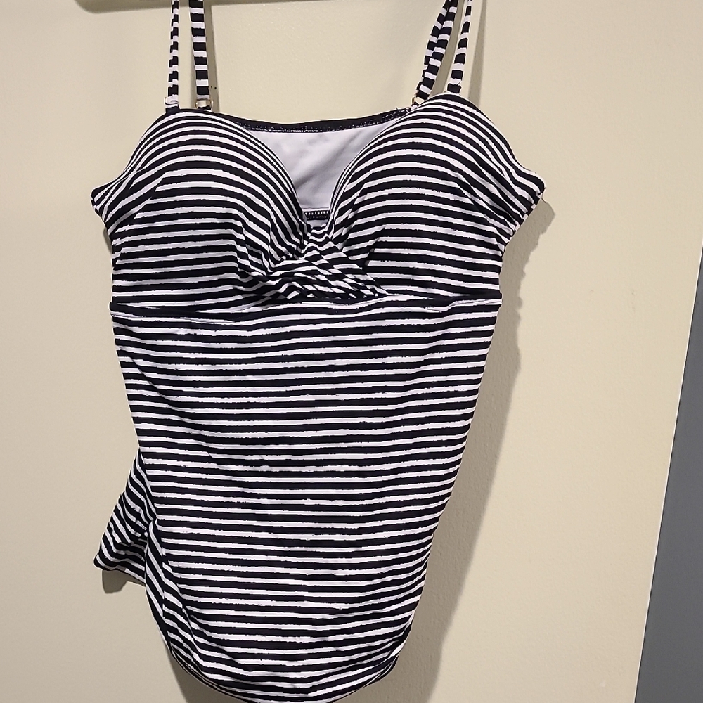 APT. 9 Black and White Striped Tankini Swim Top. Size L.